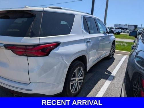 Iridescent Pearl Tricoat 2023 Chevrolet Traverse High Country