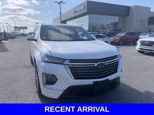 Iridescent Pearl Tricoat 2023 Chevrolet Traverse High Country