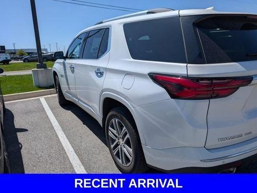 Iridescent Pearl Tricoat 2023 Chevrolet Traverse High Country