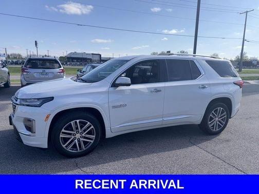Iridescent Pearl Tricoat 2023 Chevrolet Traverse High Country