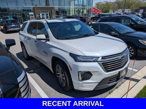 Iridescent Pearl Tricoat 2023 Chevrolet Traverse High Country