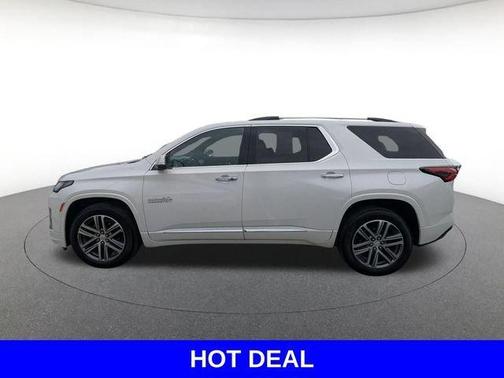Iridescent Pearl Tricoat 2023 Chevrolet Traverse High Country