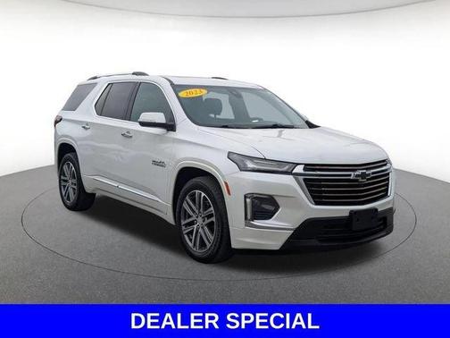 Iridescent Pearl Tricoat 2023 Chevrolet Traverse High Country