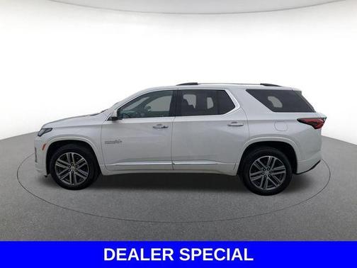 Iridescent Pearl Tricoat 2023 Chevrolet Traverse High Country