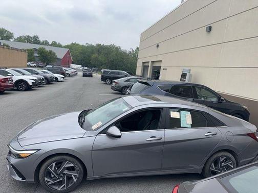 2025 Hyundai ELANTRA Limited