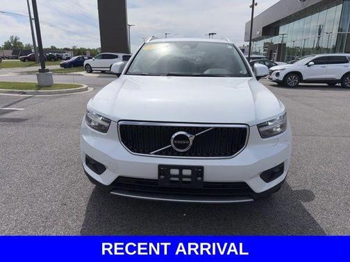 Crystal White Metallic 2022 Volvo XC40 T5 Momentum