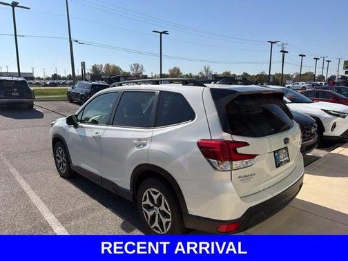 Crystal White Pearl 2024 Subaru Forester Premium