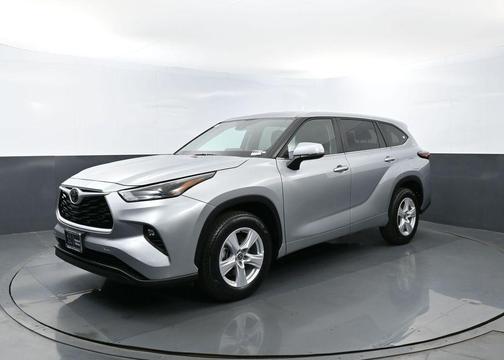 Celestial Silver Metallic 2025 Toyota Highlander LE