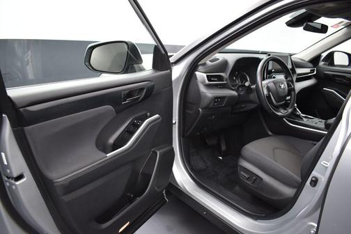 Celestial Silver Metallic 2025 Toyota Highlander LE
