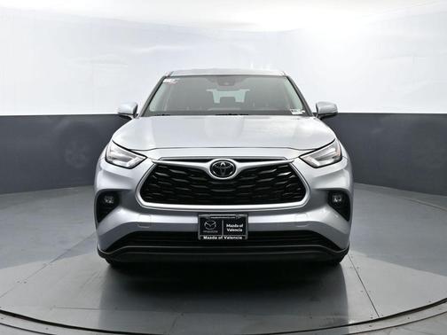 Celestial Silver Metallic 2025 Toyota Highlander LE
