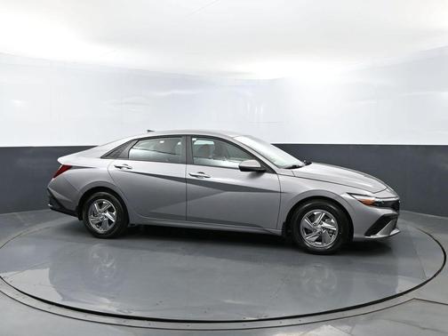 Metal 2025 Hyundai ELANTRA SE