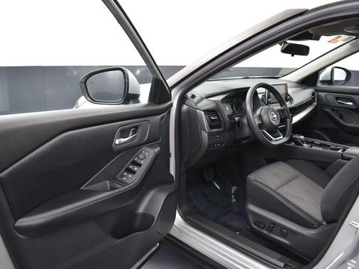 Brilliant Silver Metallic 2024 Nissan Rogue SV