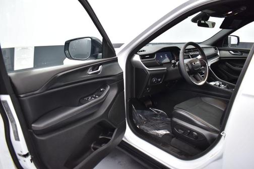 Bright White Clearcoat 2025 Jeep Grand Cherokee Laredo