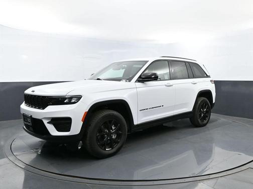 Bright White Clearcoat 2025 Jeep Grand Cherokee Laredo