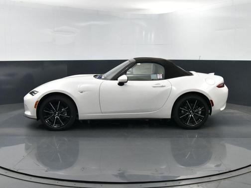 Snowflake White Pearl Mica 2026 Mazda MX-5 Miata GRAND TOURING