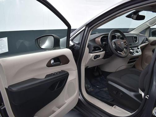 Granite Crystal Clearcoat Metallic 2023 Chrysler Voyager LX