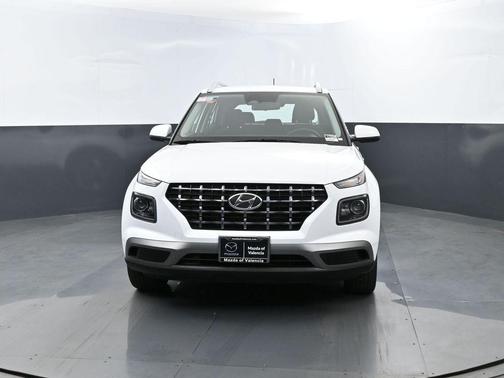 Lunar White 2025 Hyundai VENUE SEL