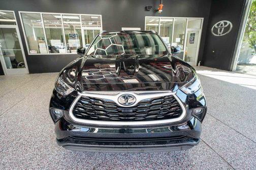 Midnight Black Metallic 2022 Toyota Highlander XLE