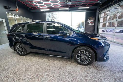 2025 Toyota Sienna Platinum