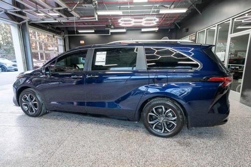 2025 Toyota Sienna Platinum