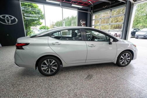 Brilliant Silver Metallic 2024 Nissan Versa 1.6 SV