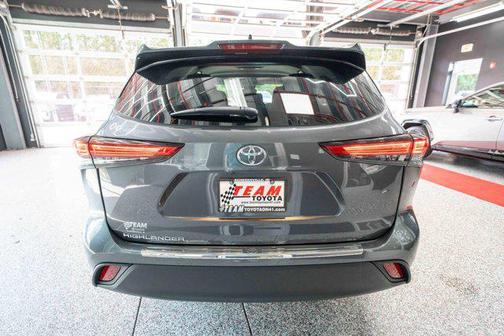 Magnetic Gray Metallic 2023 Toyota Highlander L