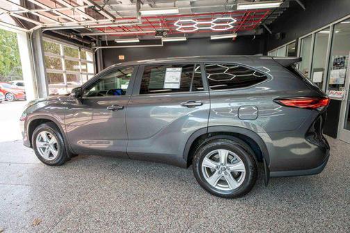 Magnetic Gray Metallic 2023 Toyota Highlander L
