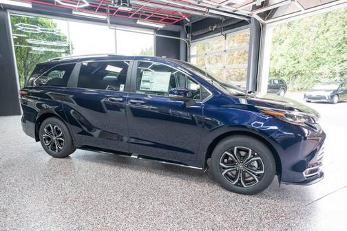 2025 Toyota Sienna Platinum 7 Passenger