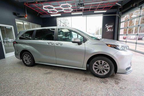 2024 Toyota Sienna LE