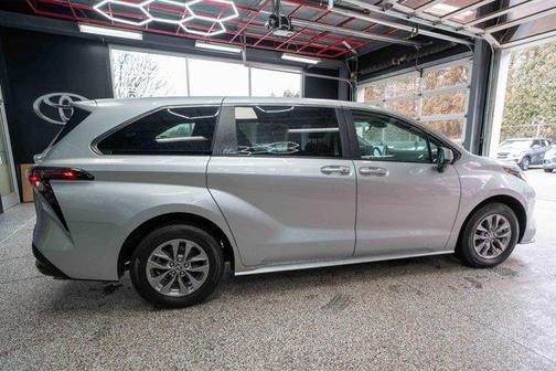 2024 Toyota Sienna LE