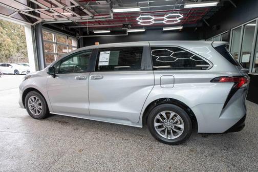 2024 Toyota Sienna LE