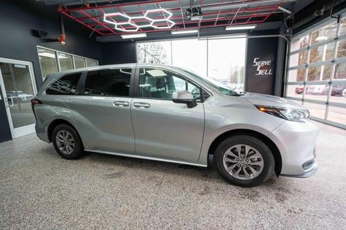 2024 Toyota Sienna LE