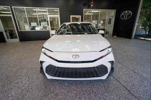 Ice Cap 2025 Toyota Camry SE