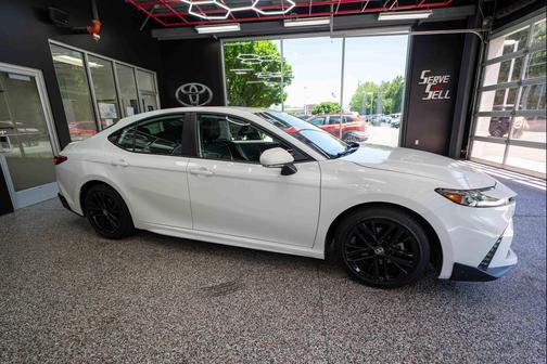 Ice Cap 2025 Toyota Camry SE