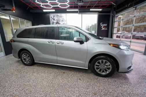 2024 Toyota Sienna LE