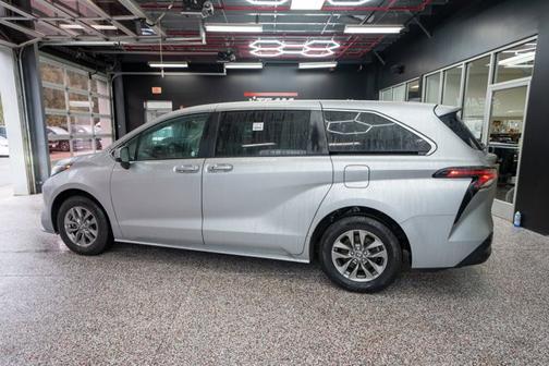 2024 Toyota Sienna LE