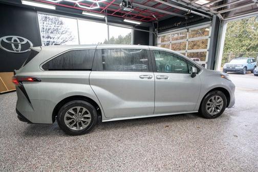 2024 Toyota Sienna LE