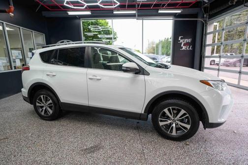 Super White 2018 Toyota RAV4 XLE
