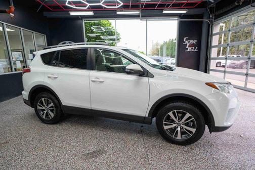 Super White 2018 Toyota RAV4 XLE