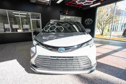 2025 Toyota Sienna Woodland Edition