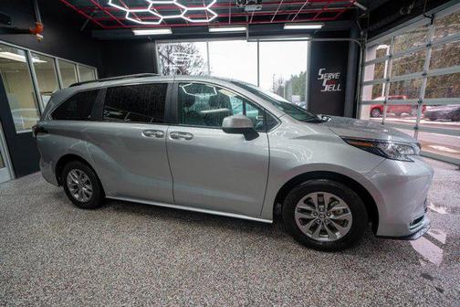 2024 Toyota Sienna XLE