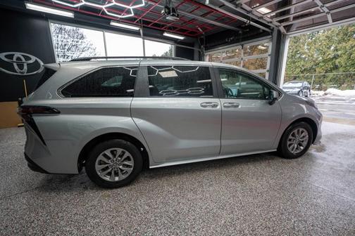 2024 Toyota Sienna XLE