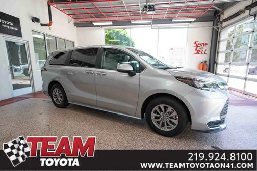 2024 Toyota Sienna LE