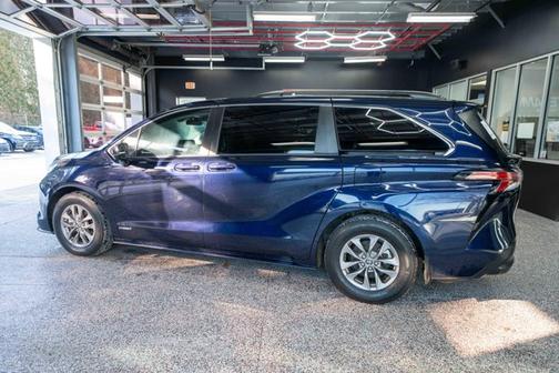 2021 Toyota Sienna LE