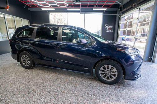 2021 Toyota Sienna LE