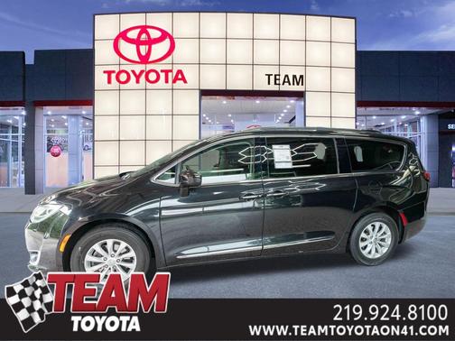 Brilliant Black Crystal Pearlcoat 2019 Chrysler Pacifica Touring L