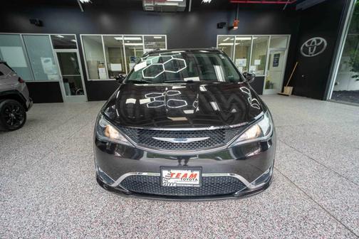 Brilliant Black Crystal Pearlcoat 2019 Chrysler Pacifica Touring L
