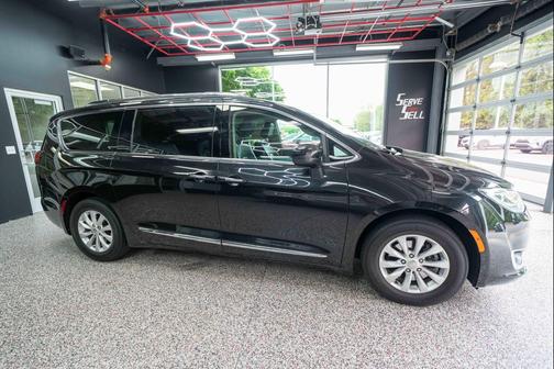 Brilliant Black Crystal Pearlcoat 2019 Chrysler Pacifica Touring L