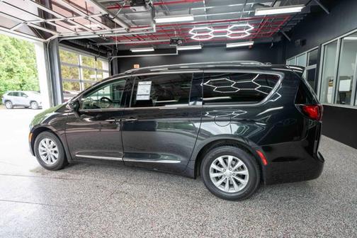 Brilliant Black Crystal Pearlcoat 2019 Chrysler Pacifica Touring L