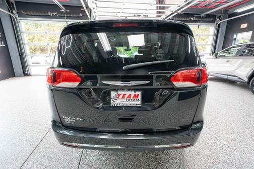 Brilliant Black Crystal Pearlcoat 2019 Chrysler Pacifica Touring L